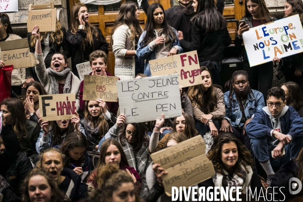 CP2017 :  Rassemblement des élèves du Lycée Buffon contre Marine le Pen.