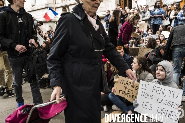 CP2017 :  Rassemblement des élèves du Lycée Buffon contre Marine le Pen.