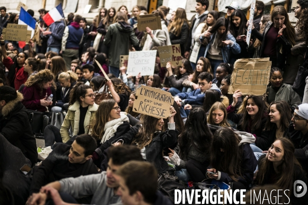 CP2017 :  Rassemblement des élèves du Lycée Buffon contre Marine le Pen.