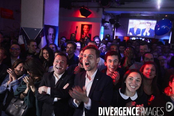 Les Militants de En Marche suivent le debat de l entre deux tours