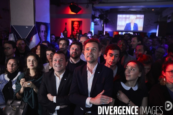 Les Militants de En Marche suivent le debat de l entre deux tours