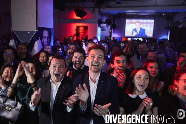 Les Militants de En Marche suivent le debat de l entre deux tours