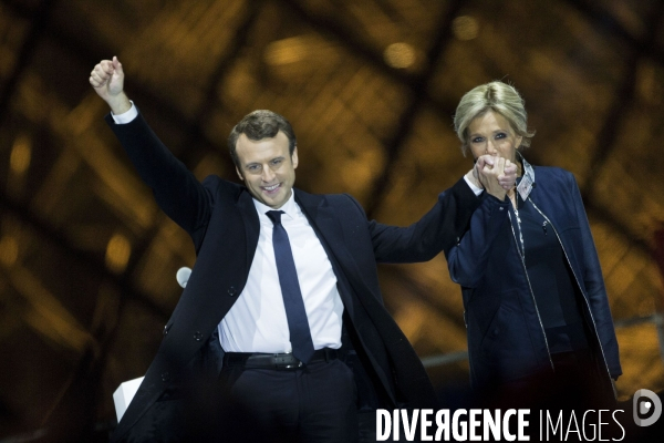 Emmanuel MACRON à la pyramide du Louvre pour fêter sa victoire à l élection présidentielle.