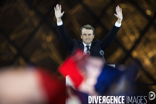 Emmanuel MACRON à la pyramide du Louvre pour fêter sa victoire à l élection présidentielle.