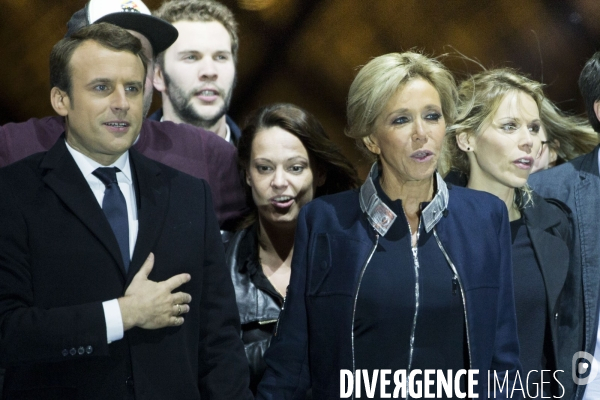 Emmanuel MACRON à la pyramide du Louvre pour fêter sa victoire à l élection présidentielle.