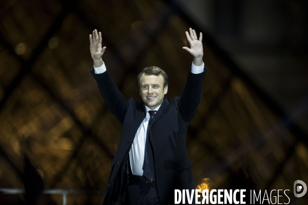 Emmanuel MACRON à la pyramide du Louvre pour fêter sa victoire à l élection présidentielle.