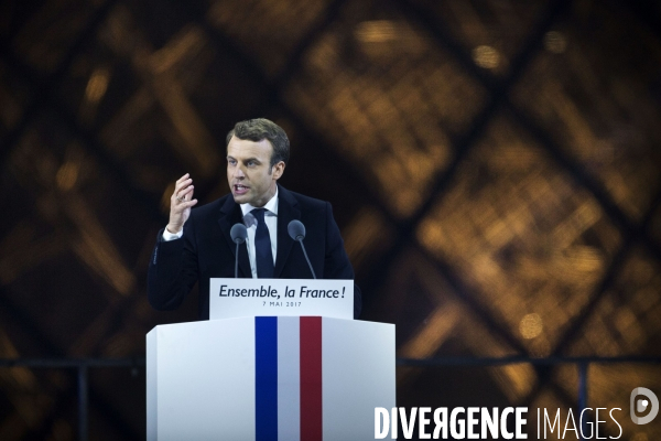 Emmanuel MACRON à la pyramide du Louvre pour fêter sa victoire à l élection présidentielle.