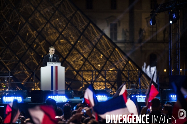 Emmanuel MACRON à la pyramide du Louvre pour fêter sa victoire à l élection présidentielle.