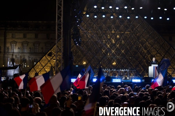 Emmanuel MACRON à la pyramide du Louvre pour fêter sa victoire à l élection présidentielle.