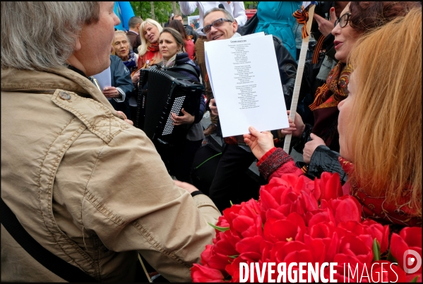 Rassemblement place de la Republique de la communaute russe en hommage au Regiment immortel