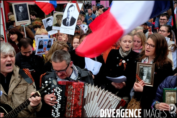 Rassemblement place de la Republique de la communaute russe en hommage au Regiment immortel