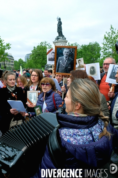 Rassemblement place de la Republique de la communaute russe en hommage au Regiment immortel