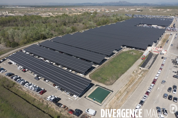 Vue aerienne de centrales solaires parking serre et bâtiment