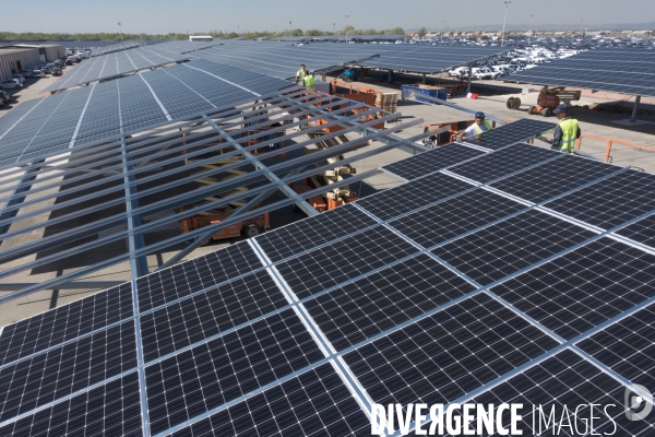 Vue aerienne de centrales solaires parking serre et bâtiment