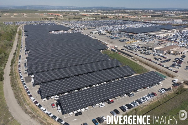 Vue aerienne de centrales solaires parking serre et bâtiment