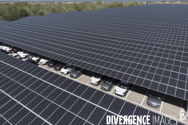 Vue aerienne de centrales solaires parking serre et bâtiment