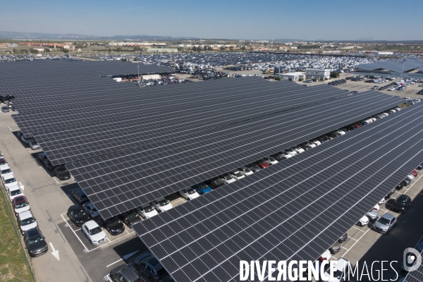 Vue aerienne de centrales solaires parking serre et bâtiment