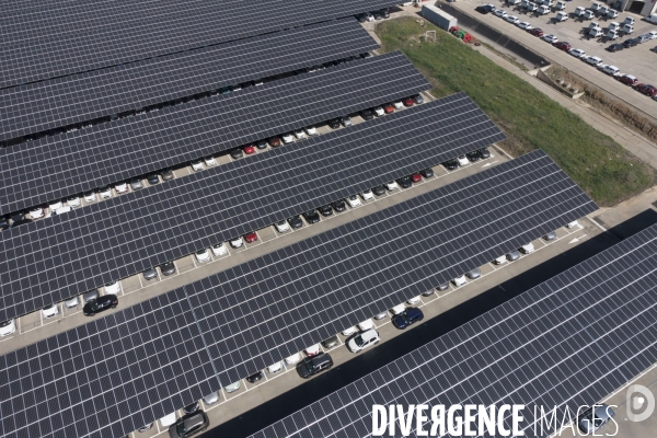 Vue aerienne de centrales solaires parking serre et bâtiment