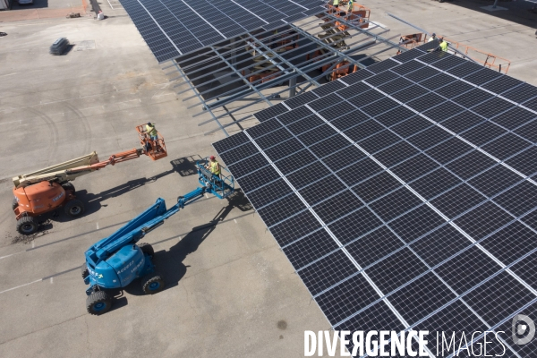 Vue aerienne de centrales solaires parking serre et bâtiment