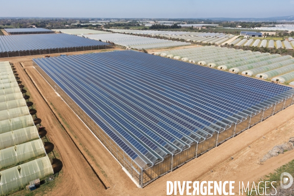 Vue aerienne de centrales solaires parking serre et bâtiment