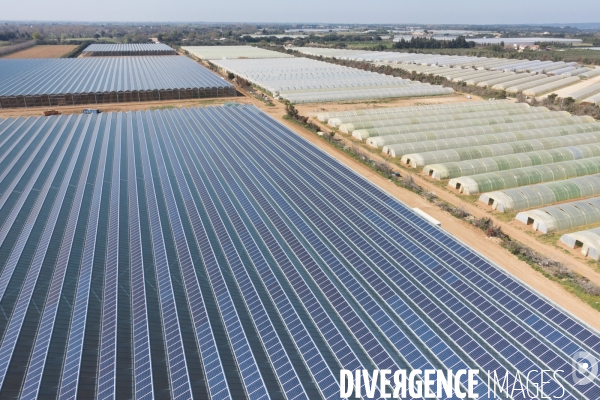 Vue aerienne de centrales solaires parking serre et bâtiment