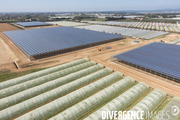 Vue aerienne de centrales solaires parking serre et bâtiment