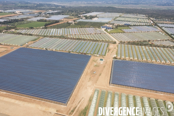 Vue aerienne de centrales solaires parking serre et bâtiment