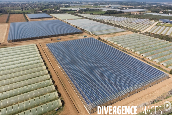 Vue aerienne de centrales solaires parking serre et bâtiment