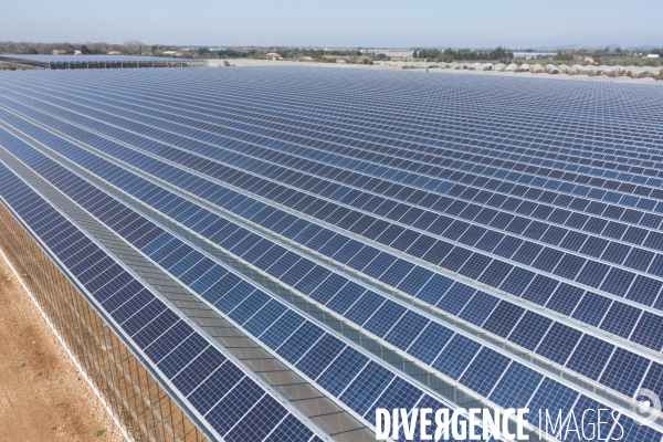 Vue aerienne de centrales solaires parking serre et bâtiment