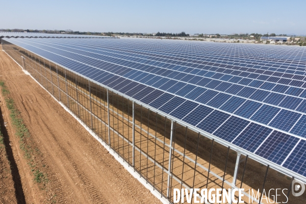 Vue aerienne de centrales solaires parking serre et bâtiment