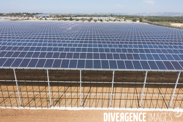 Vue aerienne de centrales solaires parking serre et bâtiment