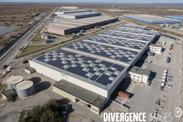 Vue aerienne de centrales solaires parking serre et bâtiment