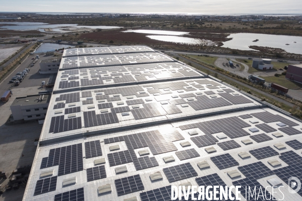 Vue aerienne de centrales solaires parking serre et bâtiment