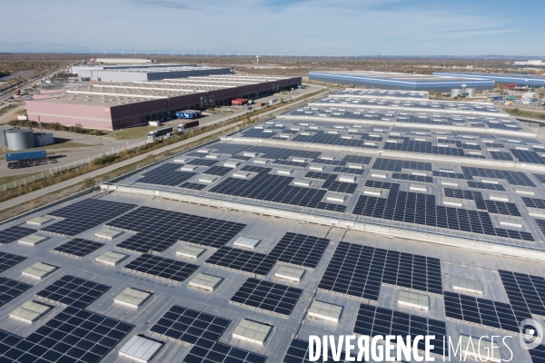 Vue aerienne de centrales solaires parking serre et bâtiment