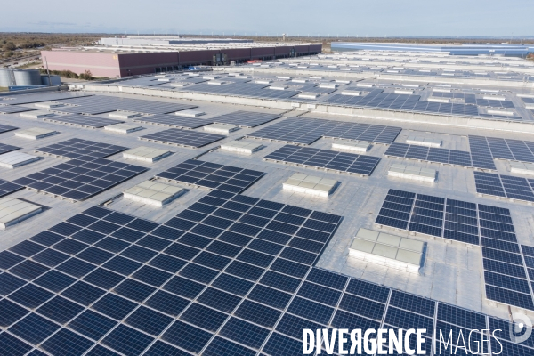 Vue aerienne de centrales solaires parking serre et bâtiment