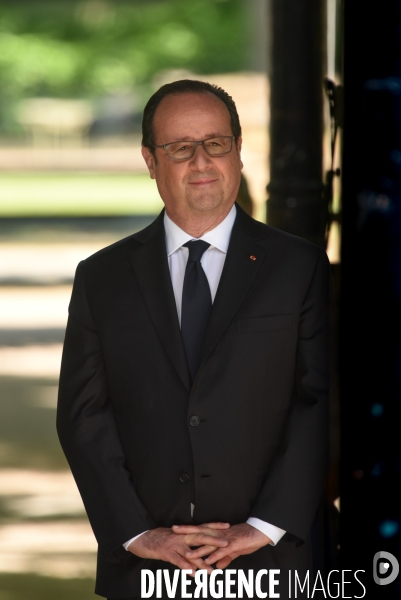 Emmanuel Macron et François Hollande assistent au XIIème journée des mémoires de la traite de l esclavage