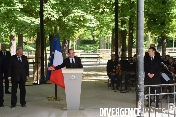 Emmanuel Macron et François Hollande assistent au XIIème journée des mémoires de la traite de l esclavage