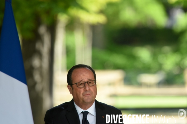 Emmanuel Macron et François Hollande assistent au XIIème journée des mémoires de la traite de l esclavage