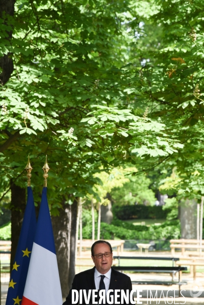 Emmanuel Macron et François Hollande assistent au XIIème journée des mémoires de la traite de l esclavage