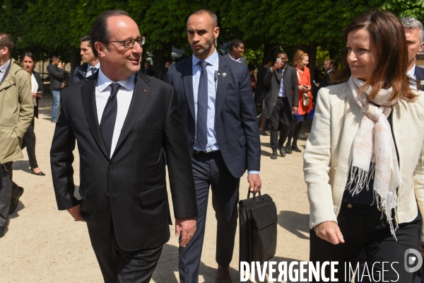 Emmanuel Macron et François Hollande assistent au XIIème journée des mémoires de la traite de l esclavage