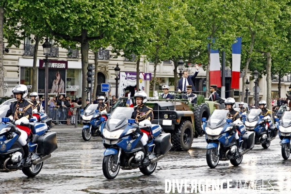 Emmanuel Macron descent les Champs Elysées.