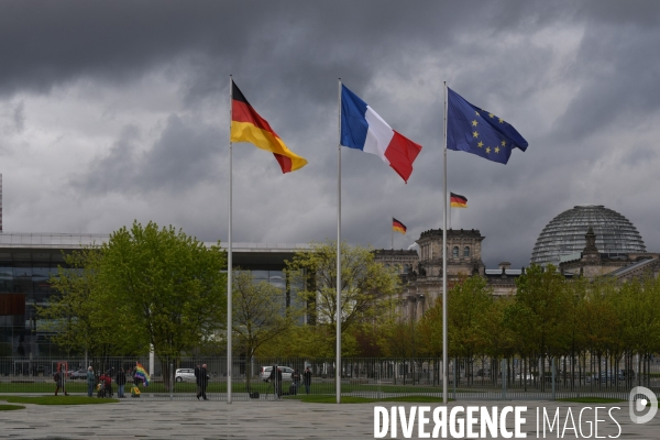 Drapeaux sur la chancellerie d Allemagne à Berlin.