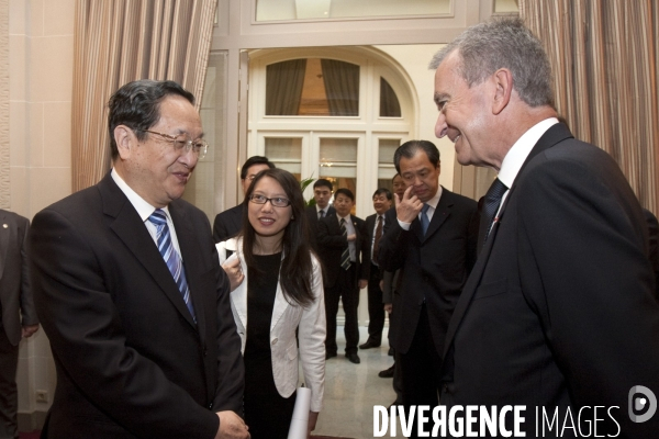 Rencontre entre Bernard Arnault, Propriétaire du groupe de luxe LVMH et M Yu Zhengsheng Premier Secretaire du Parti Communiste de Shangai.