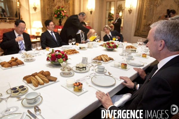 Rencontre entre Bernard Arnault, Propriétaire du groupe de luxe LVMH et M Yu Zhengsheng Premier Secretaire du Parti Communiste de Shangai.