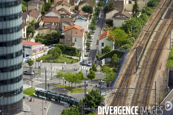 Au pied d une tour de la Defense, un tramway en site propre