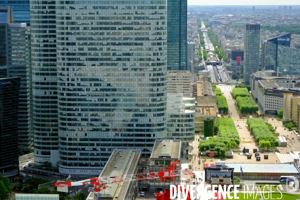 Le coeur de Defense, le parvis et le grand axe vers l arc de triomphe.