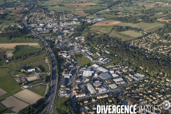 Vue aérienne de Rognes Venelles et du Puy-Sainte-Réparade