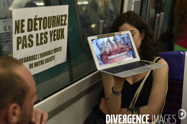 Action cause animale dans le métro. Sensibilisation à l aide de vidéos captées en abattoirs et élevages. Video of Truth on slaughterhouses and breeding.