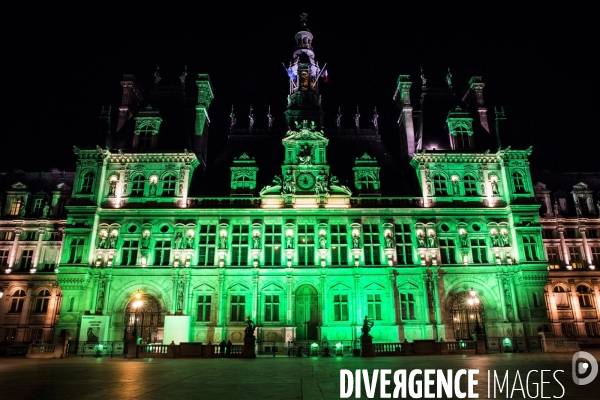 L Hôtel de Ville de Paris illuminé en vert contre Donald TRUMP.
