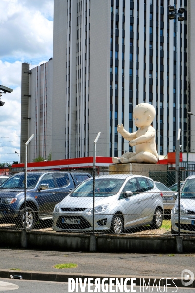 Mai2017.Un bebe geant pose  sur une stele d un vendeur de voitures d occasion a Bobigny